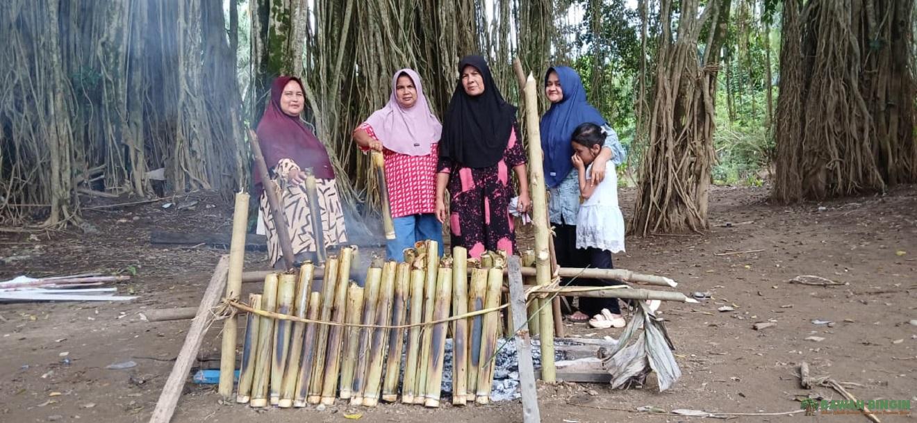 Tradisi Malamang (memasak lemang) di Koto Dalam Jaya bukan...