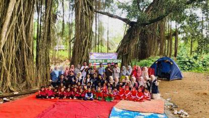 Foto Bersama Peserta Outbound Beringin di Sungai Aur